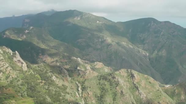 Prachtig zeezicht met bergen en rotsen. Zomertijd — Stockvideo