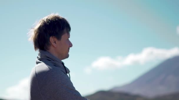 यात्री आदमी शांत दृश्य पहाड़ों और ज्वालामुखी परिदृश्य के साथ आराम कर रहा है . — स्टॉक वीडियो