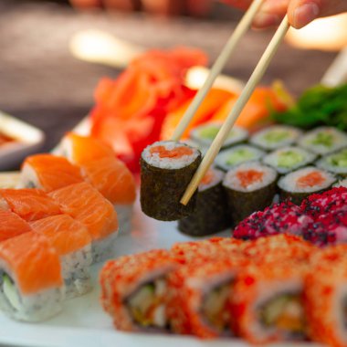 Somon ile Nigiri rulo. Restoranda suşi rulo japon gıda.