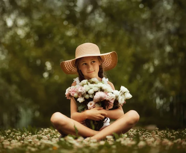 Мила молода красива дівчина з двома косами, що тримає великий букет квітів півоній. Літній . — стокове фото