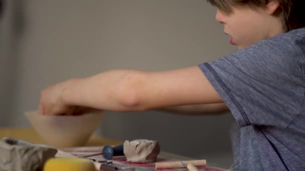 陶瓷的制造。小男孩用泥土雕琢而成 — 图库视频影像
