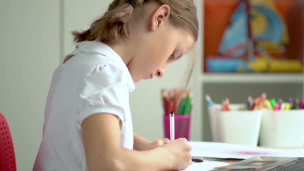 O portátil bonito do uso da criança para a instrução, estudo em linha, casa que estuda. Menina tem dever de casa na escola em casa. — Vídeo de Stock