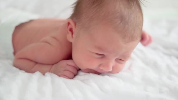 Lindo bebé recién nacido durmiendo en un sueño — Vídeos de Stock