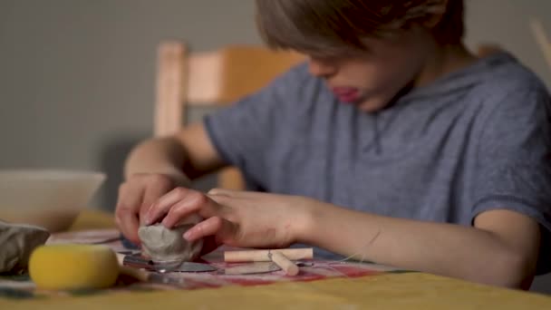 La fabricación de cerámica. Pequeño niño esculturas de arcilla — Vídeo de stock