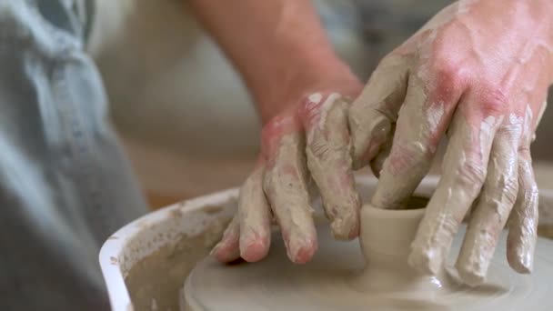 A fabricação de cerâmica. Homem esculpe de barro na roda de cerâmica — Vídeo de Stock