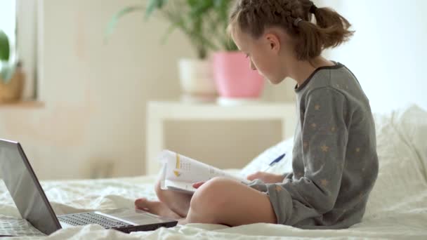 Söt barndator för utbildning, nätstudier, hemstudier. Flickan har läxor hemma. — Stockvideo