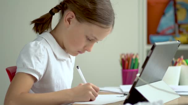 Söt barndator för utbildning, nätstudier, hemstudier. Flickan har läxor hemma. — Stockvideo