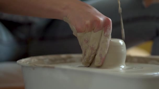 陶瓷的制造。女人在陶瓷轮上准备粘土. — 图库视频影像