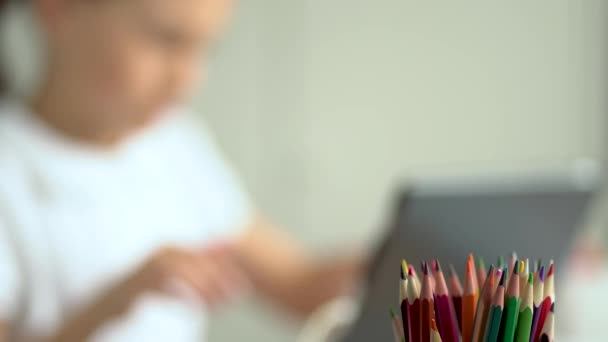 Niño lindo uso de la computadora portátil para la educación, estudio en línea, el estudio en casa. Chica tienen tarea en casa escolarización. — Vídeo de stock