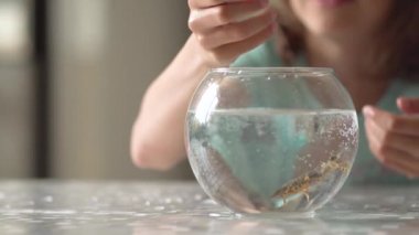 Su altında su altında Newt yüzer. Küçük kız Triton 'a dikkat et.