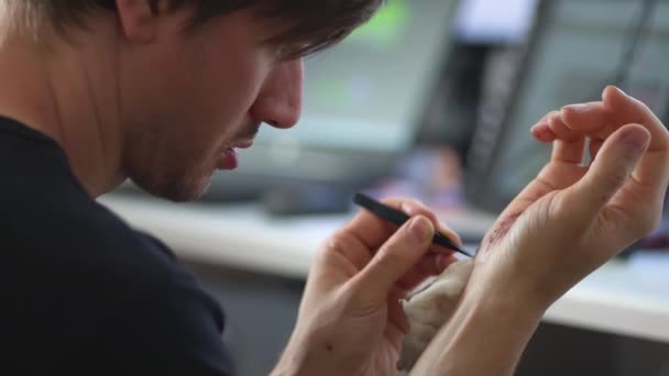 Muž čistí krvácející ránu pod kůží po nehodě. Léčba a dezinfekce hlubokých ran. — Stock video