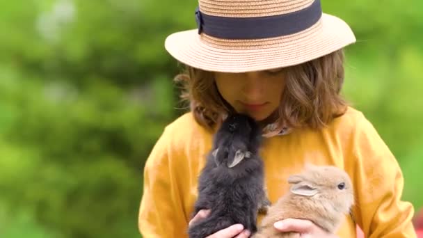 귀여운 여자 애가 진짜 토끼갖고 노는 거. 아이들 이 애완 동물을 가지고 노는 모습. — 비디오