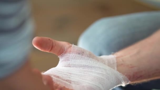 Hombre limpiando una herida sangrante debajo de la piel después del accidente. Tratamiento y desinfección de heridas profundas . — Vídeos de Stock