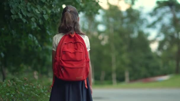 Barn går tillbaka till skolan. Söta elever med ryggsäckar. Pojke och flicka i skyddsmasker — Stockvideo