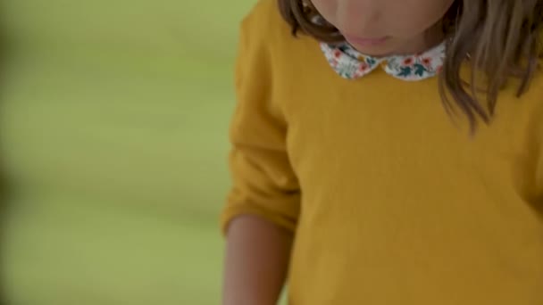 Kind maakt knoedels. Meisje rol het deeg uit en schimmel manti met haar handen — Stockvideo
