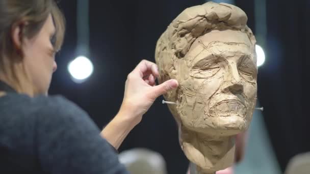 Femeie sculptor la lucru pe o sculptură a unui cap uman . — Videoclip de stoc