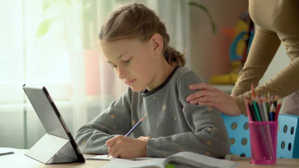 Los niños lindos utilizan el ordenador portátil para la educación, estudio en línea, estudio en casa. Boy and Girl tienen tarea en el aprendizaje a distancia. Concepto para la educación en el hogar — Foto de Stock