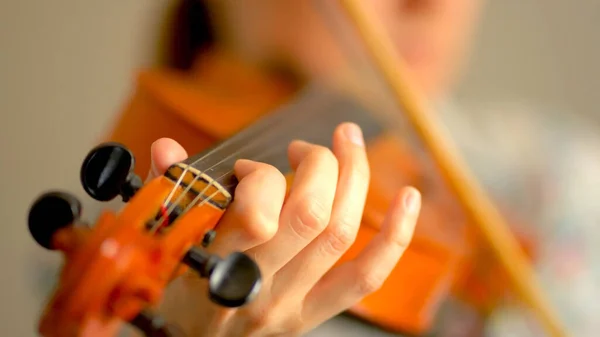 Jonge vrouw die viool speelt. Handen van muzikant, van dichtbij gezien. Vooraanzicht — Stockfoto