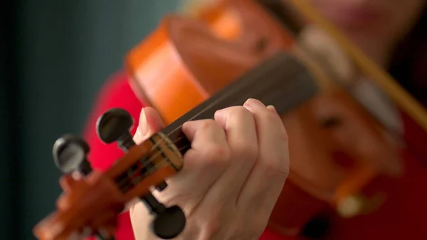 Jonge vrouw die viool speelt. Handen van muzikant, van dichtbij gezien. Vooraanzicht — Stockfoto