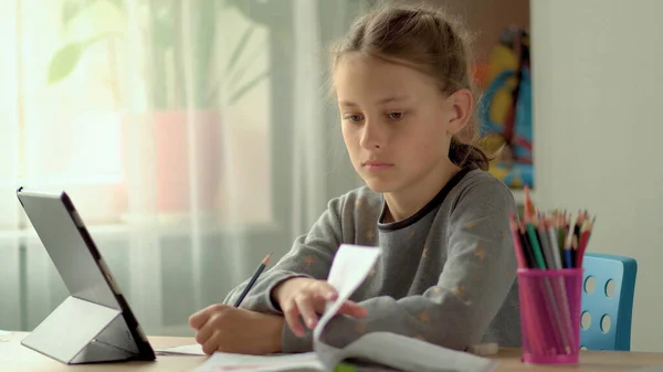 Los niños lindos utilizan el ordenador portátil para la educación, estudio en línea, estudio en casa. La chica tiene tarea en el aprendizaje a distancia. Concepto para la educación en el hogar — Foto de Stock