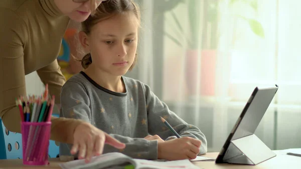 Słodkie dzieci korzystają z laptopa do edukacji, badań online, nauki w domu. Chłopiec i dziewczyna mają pracę domową w nauce na odległość. Koncepcja kształcenia w domu — Zdjęcie stockowe