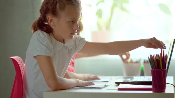 Słodkie dzieci korzystają z laptopa do edukacji, badań online, nauki w domu. Chłopiec i dziewczyna mają pracę domową w nauce na odległość. Koncepcja kształcenia w domu — Zdjęcie stockowe