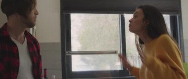 Mutfak penceresinin önünde kavga eden bir çift, ilişki sorunları yaşıyorlar. Ayrılmak, aldatmak, boşanma kavramı. BMPCC 4K 