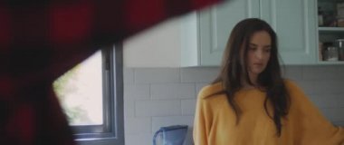 Mutfak penceresinin önünde kavga eden bir çift, ilişki sorunları yaşıyorlar. Ayrılmak, aldatmak, boşanma kavramı. BMPCC 4K 