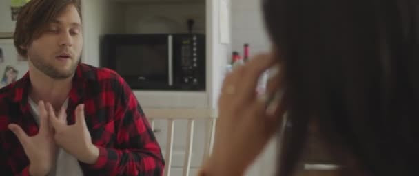 Couple se disputant pendant une conversation, assis dans la cuisine à la maison. Rompre, tricher, divorcer. BMPCC 4K  