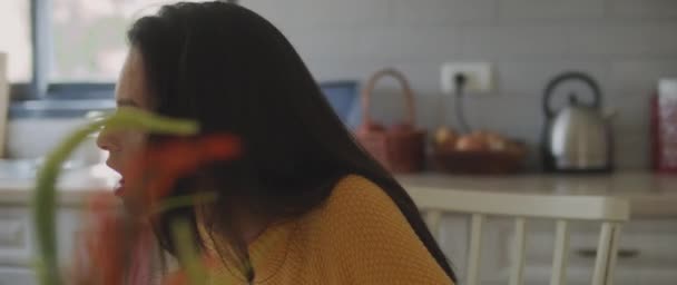 Femme Accusant Son Petit Ami Tromper Couple Battant Dans Cuisine — Video