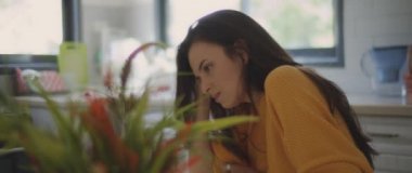 Erkek arkadaşıyla konuşan genç bir kadın incinmiş ve üzgün, ilişki sorunları yaşıyor. Sığ DOF, Yavaş çekim, BMPCC 4K