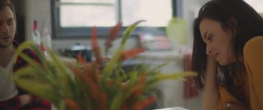 Mutsuz çiftin ilişkilerinde sorunlar olduğundan, evde mutfakta oturduklarından bahsediyorlar. Ayrılmak, aldatmak, boşanma kavramı. Sığ DOF, Yavaş çekim, BMPCC 4K