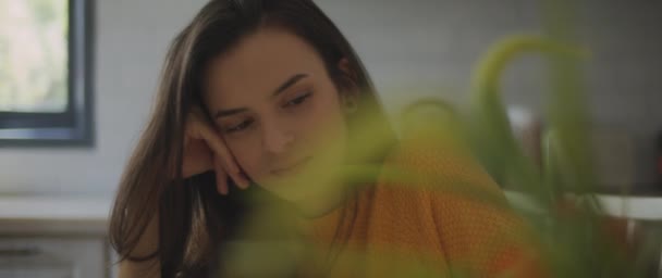 Een Jonge Vrouw Die Zich Verdrietig Overstuur Gekwetst Voelt Terwijl — Stockvideo