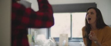 Evdeki mutfakta kavga eden bir çift. Hile yapmakla, kıskançlıkla, konsepti bozmakla suçlanıyor. Sığ DOF, Yavaş çekim, BMPCC 4K