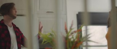 Mutfaktaki ilişkileri yüzünden kavga eden bir çift. Ayrılmak, aldatmak, boşanma kavramı. Sığ DOF, Yavaş çekim, BMPCC 4K