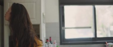 Kadın erkek arkadaşını kendisini aldatmakla suçluyor, onu itip kakıyor ve ona bağırıyor. Evde kavga eden bir çift. Ayrılmak, aldatmak, kıskançlık, boşanma kavramı. Sığ DOF, Yavaş çekim, BMPCC 4K