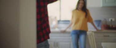 Mutfakta kavga eden bir çift, çaresiz ve üzgün hissediyorlar. Ayrılmak, aldatmak, kıskançlık, boşanma kavramı. Sığ DOF, Yavaş çekim, BMPCC 4K