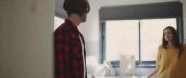 Mutfakta kavga eden bir çift, çaresiz ve üzgün hissediyorlar. Ayrılmak, aldatmak, kıskançlık, boşanma kavramı. Sığ DOF, Yavaş çekim, BMPCC 4K