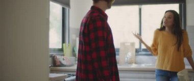 Bir çift evde mutfaktaki ilişkileri hakkında ciddi bir konuşma yapıyor. Ayrılmak, aldatmak, kıskançlık, boşanma kavramı. Sığ DOF, Yavaş çekim, BMPCC 4K
