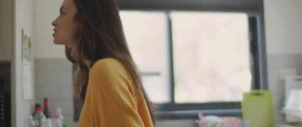 Couple qui se dispute près de la fenêtre de la cuisine. Accusation de tricherie, jalousie, rupture de concept. DOF peu profond, mouvement lent, BMPCC 4K