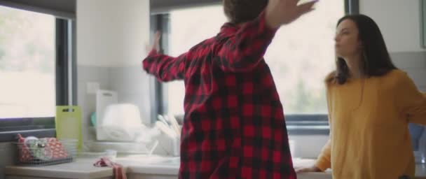 Couple ayant une grande dispute, poussant et criant les uns contre les autres et dans la cuisine à la maison. Rompre, tricher, jalousie, concept de divorce. DOF peu profond, mouvement lent, BMPCC 4K