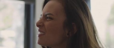 Bir kadının erkek arkadaşıyla kavga edişinin yakın çekimi, kızgın ve üzgün. Ayrılmak, aldatmak, kıskançlık, boşanma kavramı. Sığ DOF, Kapat, Yavaş çekim, BMPCC 4K