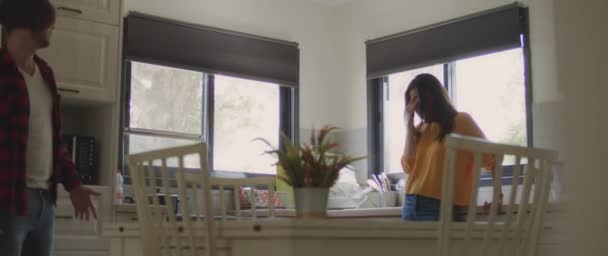 Pasangan Memiliki Percakapan Serius Tentang Hubungan Mereka Dapur Rumah Putus — Stok Video