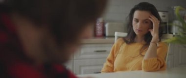 Çift, evdeki mutfakta büyük bir kavga ettikten sonra üzgün ve incinmiş hissediyor. Ayrılmak, aldatmak, kıskançlık, boşanma kavramı. Sığ DOF, Yavaş çekim, BMPCC 4K