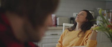 Çift, evdeki mutfakta büyük bir kavga ettikten sonra üzgün ve incinmiş hissediyor. Ayrılmak, aldatmak, kıskançlık, boşanma kavramı. Sığ DOF, Yavaş çekim, BMPCC 4K