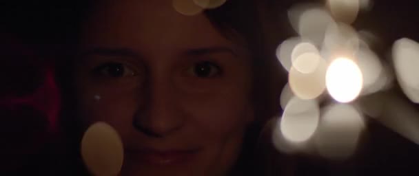 Nahaufnahme Porträt Einer Frau Die Ihre Augen Öffnet Und Lächelt — Stockvideo