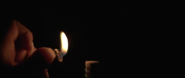 Une personne allume le feu d'artifice. Vacances, fête, nouvel an, Noël, concept d'anniversaire. DOF peu profond, gros plan, BMPCC 4K