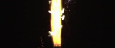 Havai fişekleri ateşleyen kişi. Tatil, kutlama, yeni yıl, Noel, doğum günü konsepti. Sığ DOF, kapat, BMPCC 4K