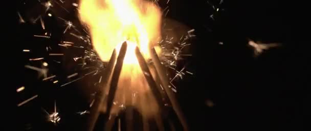 火焰喷射器在黑暗的背景中以慢动作燃尽 圣诞节 生日的概念 浅色Dof Bmpcc — 图库视频影像