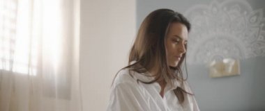 Genç bir kadın yatak odasında çalışıyor, ne yazacağını düşünüyor. Yavaş çekim, sığ alan derinliği, BMPCC 4K